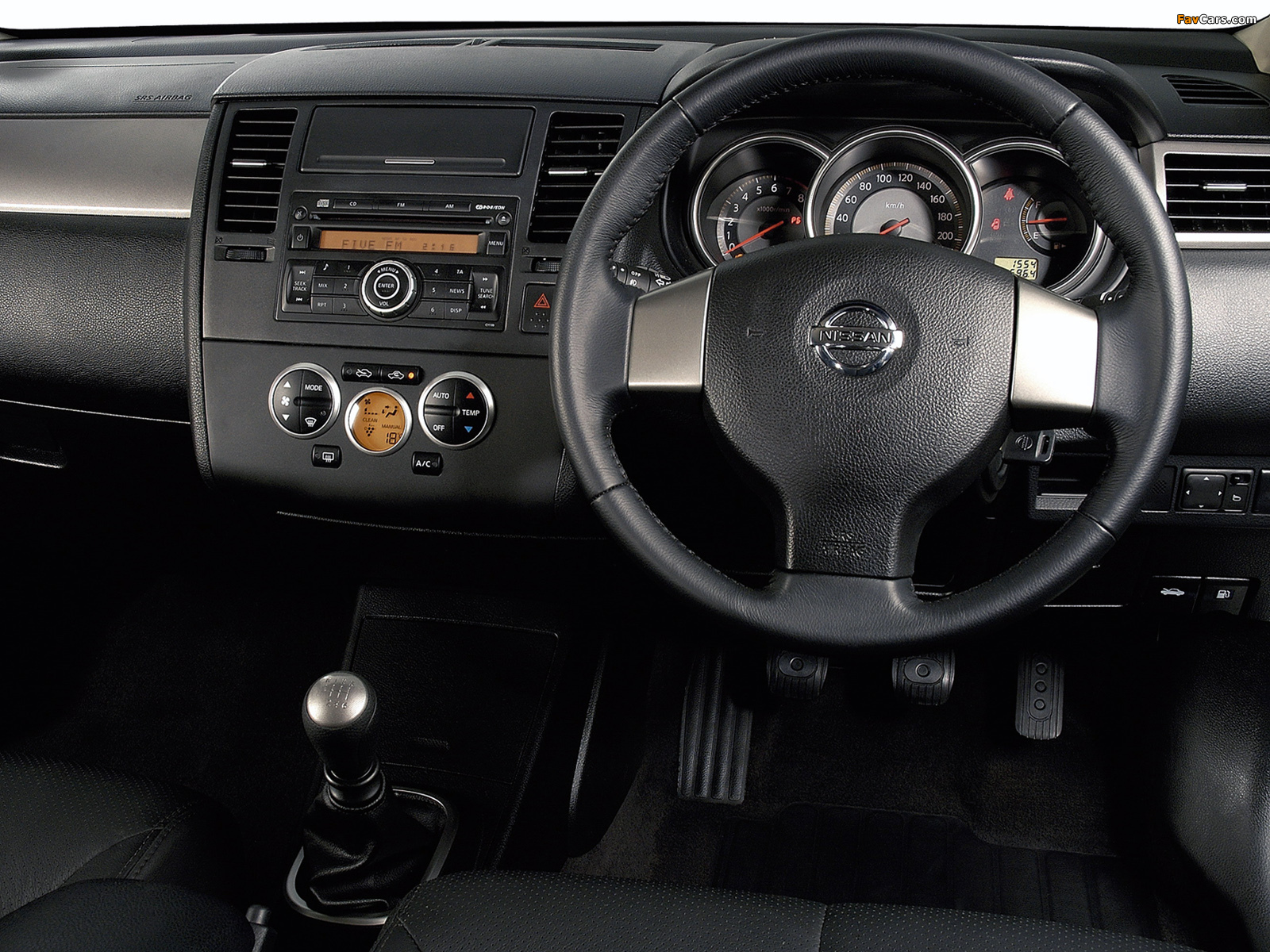 Images of Nissan Tiida Hatchback ZA-spec (C11) 2004–08 (1600 x 1200)