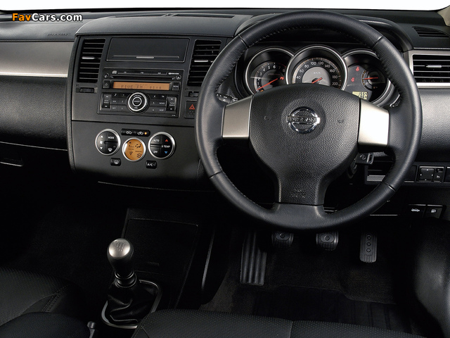 Images of Nissan Tiida Hatchback ZA-spec (C11) 2004–08 (640 x 480)