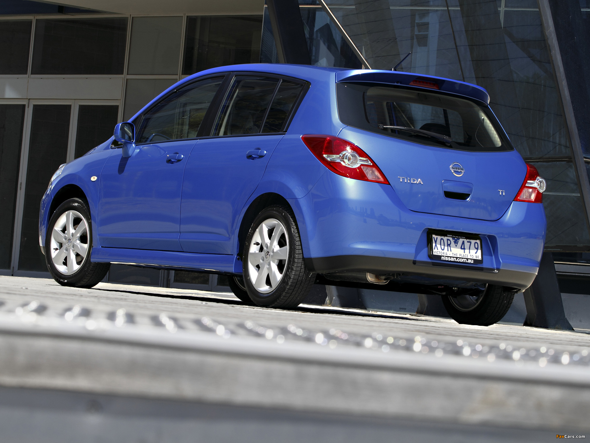 Images of Nissan Tiida Hatchback AU-spec (C11) 2010 (2048 x 1536)