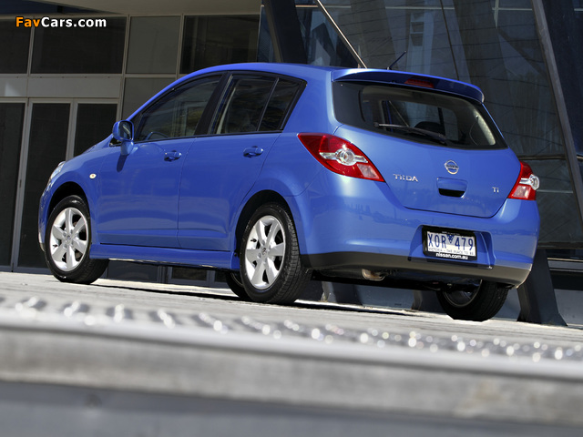 Images of Nissan Tiida Hatchback AU-spec (C11) 2010 (640 x 480)