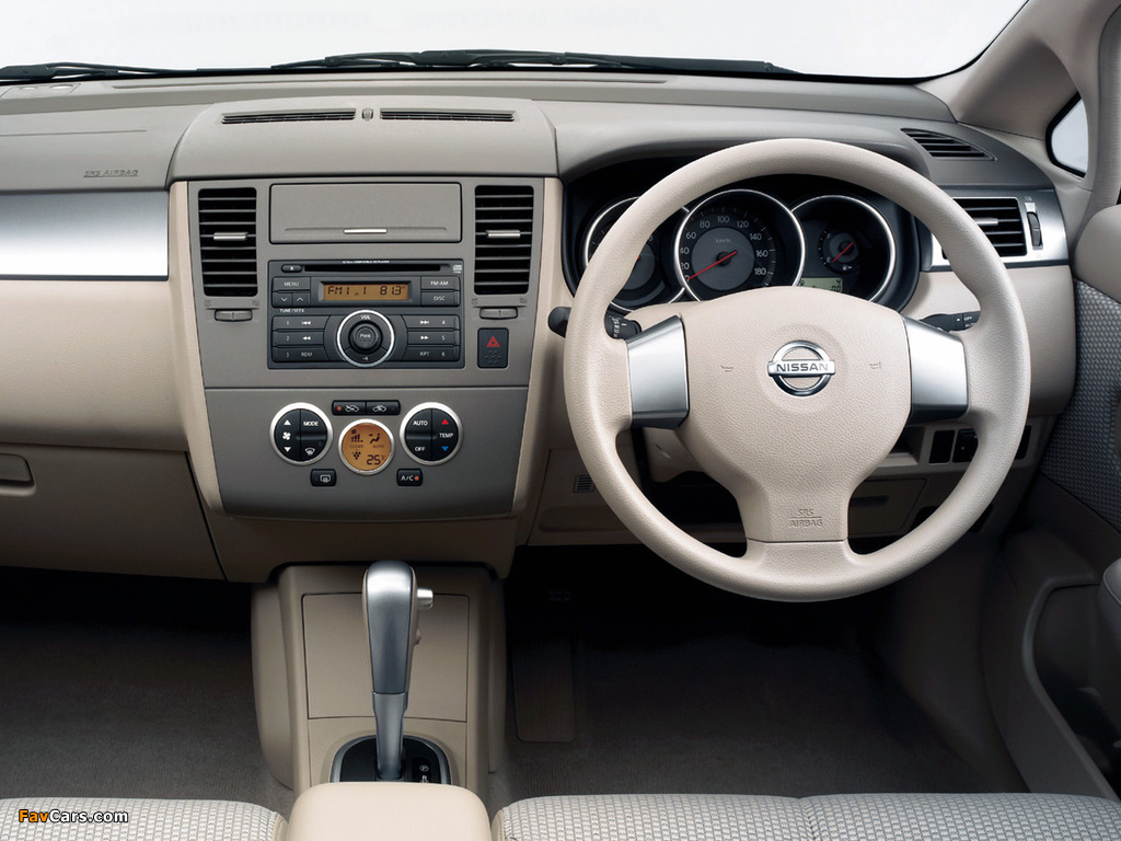 Nissan Tiida Hatchback JP-spec (C11) 2008–12 images (1024 x 768)