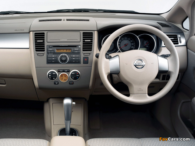 Nissan Tiida Hatchback JP-spec (C11) 2008–12 images (640 x 480)