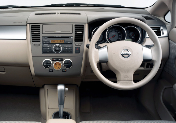 Nissan Tiida Hatchback JP-spec (C11) 2008–12 images