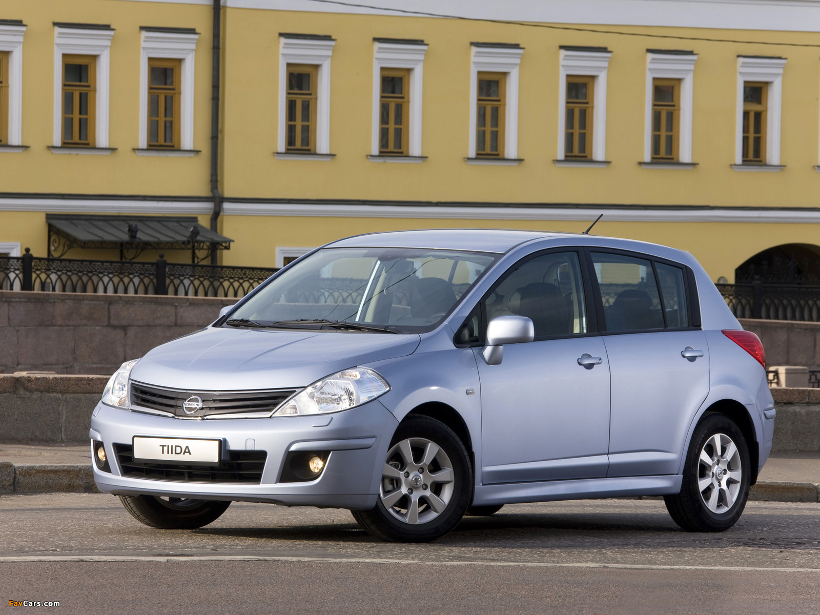 Nissan Tiida Hatchback (C11) 2010 images (1600 x 1200)