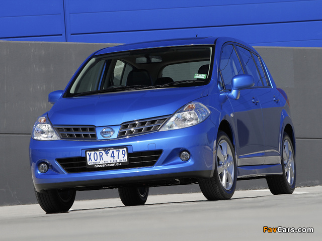 Nissan Tiida Hatchback AU-spec (C11) 2010 photos (640 x 480)