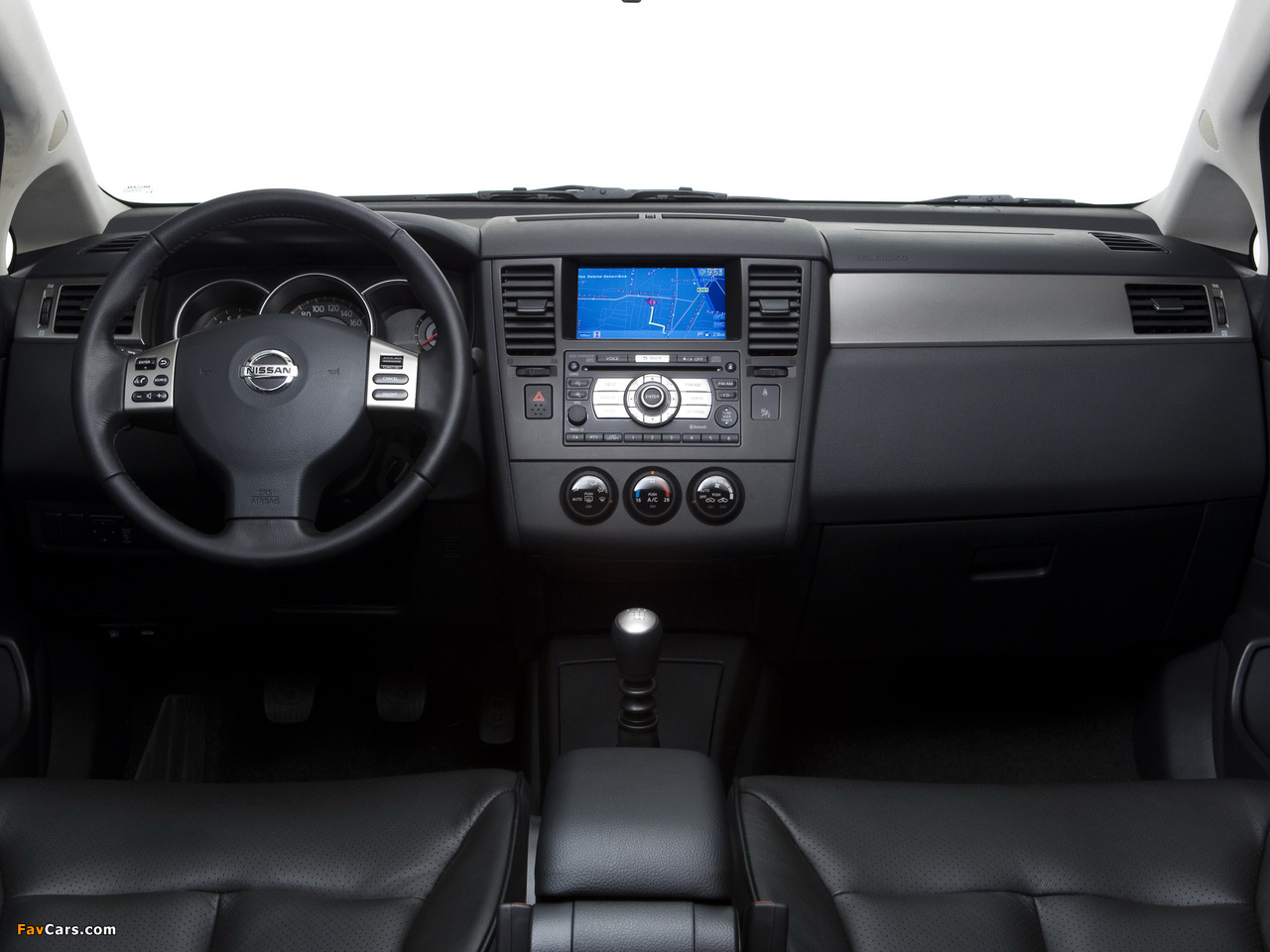 Photos of Nissan Tiida Hatchback (C11) 2007–10 (1280 x 960)