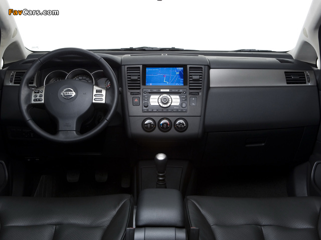 Photos of Nissan Tiida Hatchback (C11) 2007–10 (640 x 480)
