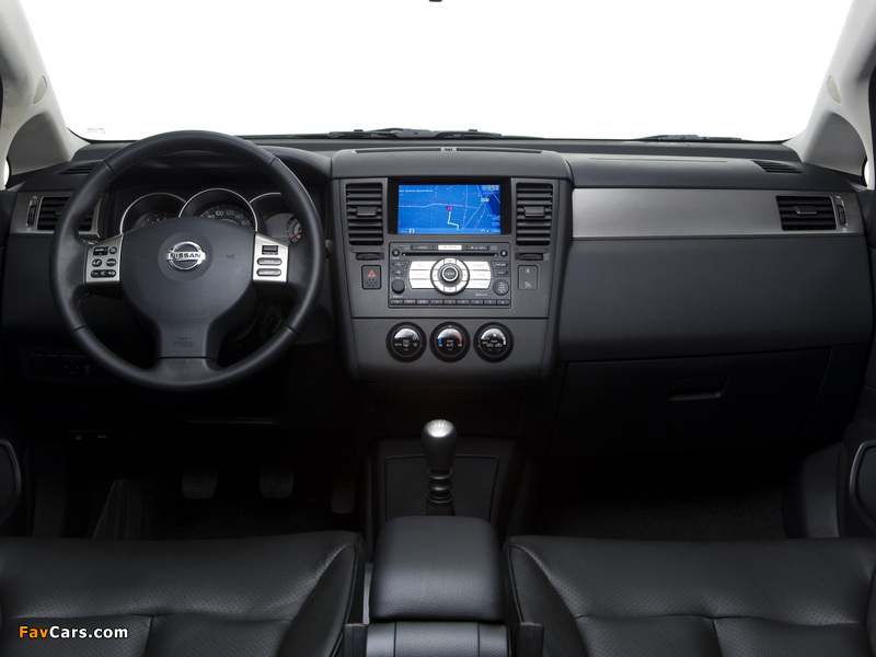 Photos of Nissan Tiida Hatchback (C11) 2007–10 (800 x 600)