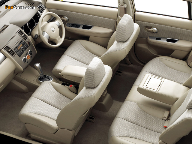 Photos of Nissan Tiida Hatchback JP-spec (C11) 2008–12 (640 x 480)