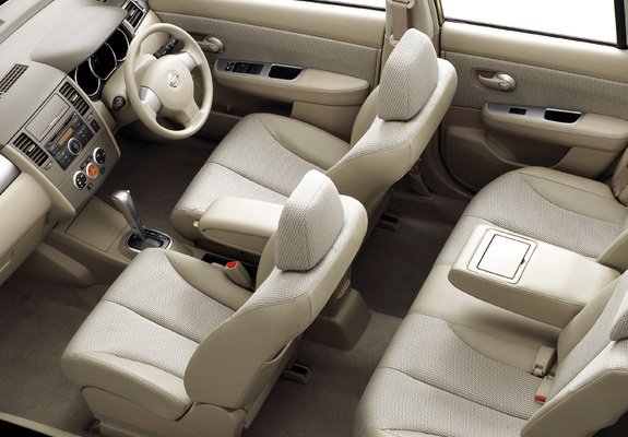 Photos of Nissan Tiida Hatchback JP-spec (C11) 2008–12