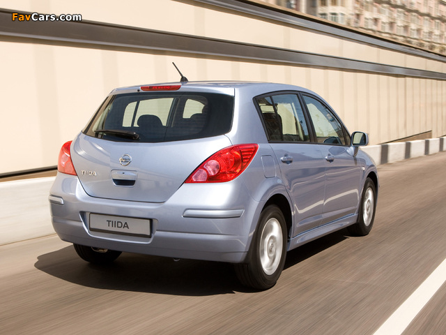 Photos of Nissan Tiida Hatchback (C11) 2010 (640 x 480)