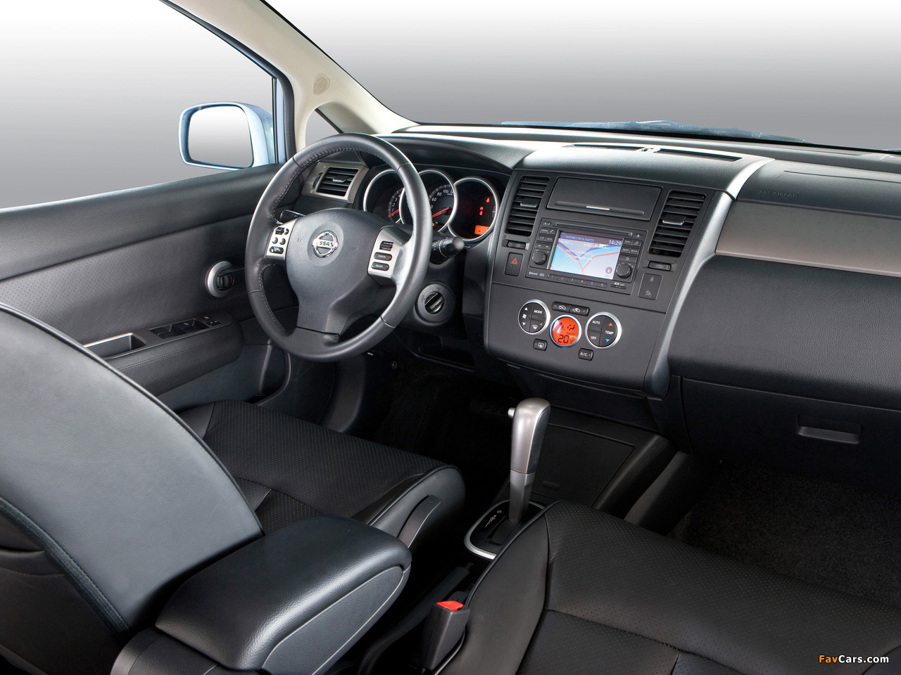 Photos of Nissan Tiida Hatchback (C11) 2010 (1280 x 960)