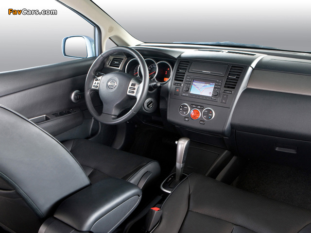 Photos of Nissan Tiida Hatchback (C11) 2010 (640 x 480)
