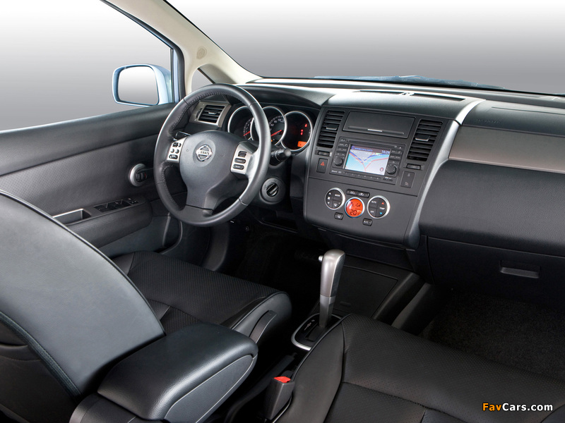 Photos of Nissan Tiida Hatchback (C11) 2010 (800 x 600)