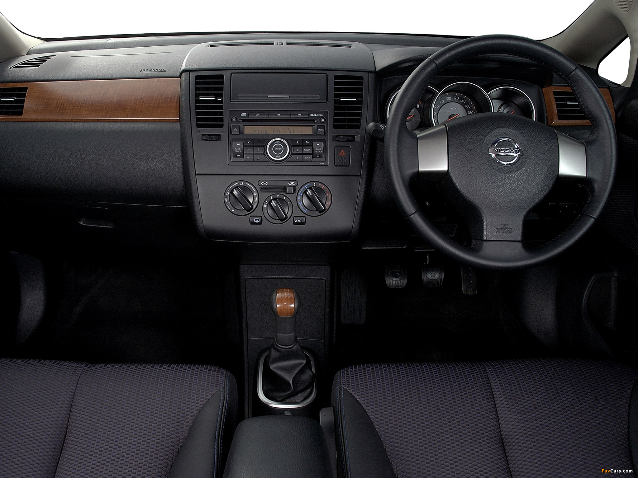 Pictures of Nissan Tiida Sedan ZA-spec (SC11) 2005–08 (2048 x 1536)