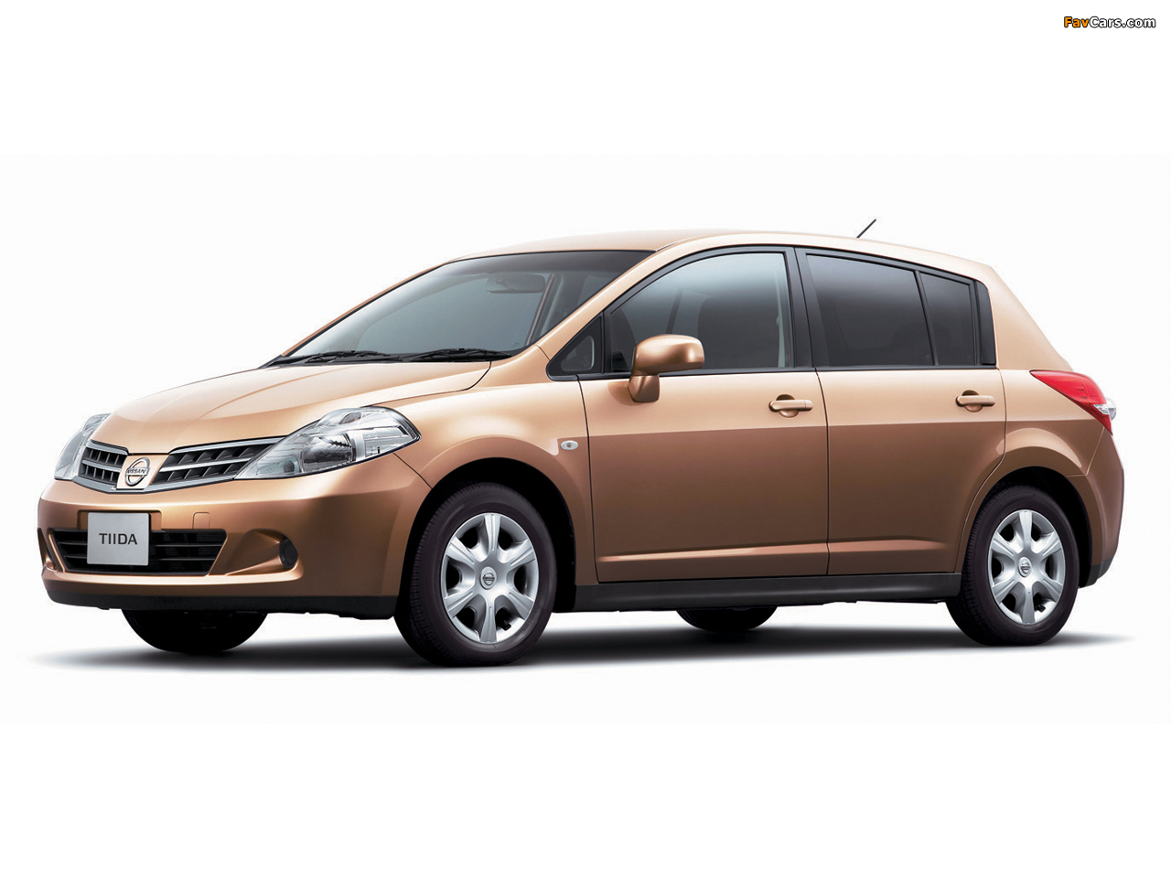 Pictures of Nissan Tiida Hatchback JP-spec (C11) 2008–12 (1280 x 960)
