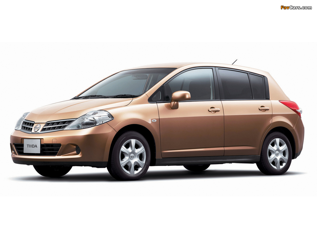 Pictures of Nissan Tiida Hatchback JP-spec (C11) 2008–12 (1024 x 768)