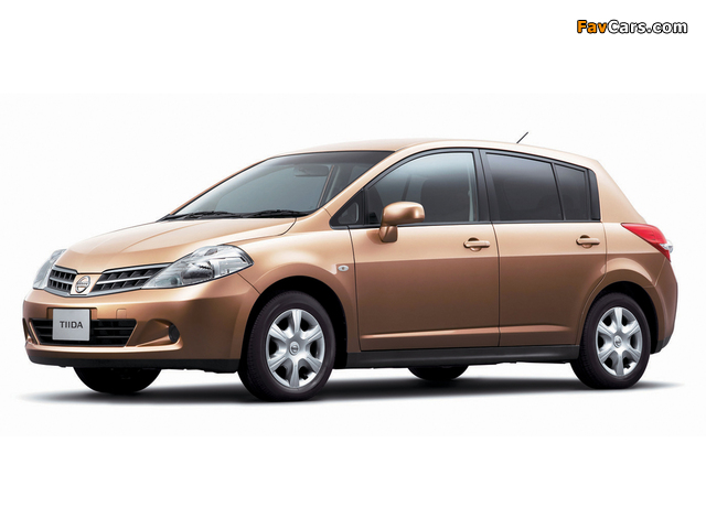 Pictures of Nissan Tiida Hatchback JP-spec (C11) 2008–12 (640 x 480)