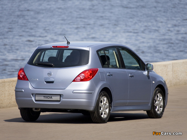 Pictures of Nissan Tiida Hatchback (C11) 2010 (640 x 480)