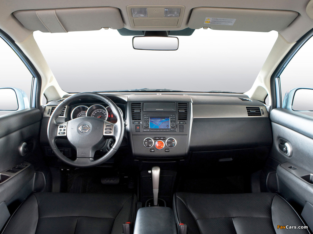 Pictures of Nissan Tiida Hatchback (C11) 2010 (1024 x 768)