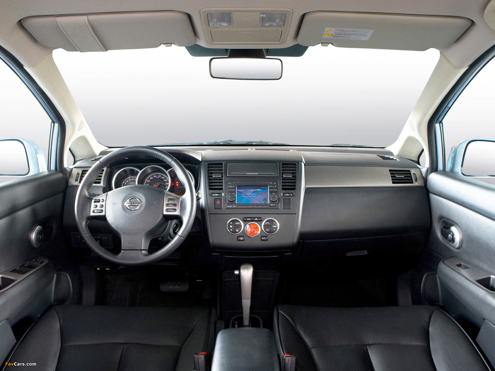 Pictures of Nissan Tiida Hatchback (C11) 2010 (1600 x 1200)