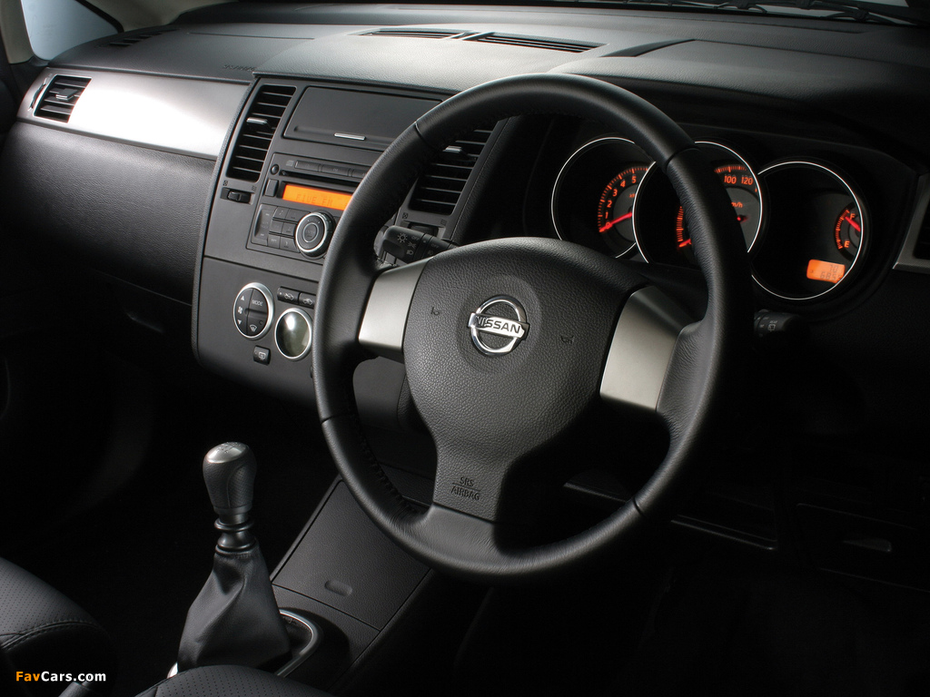 Nissan Tiida Hatchback ZA-spec (C11) 2004–08 wallpapers (1024 x 768)