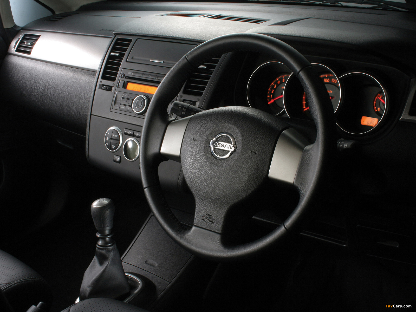 Nissan Tiida Hatchback ZA-spec (C11) 2004–08 wallpapers (1600 x 1200)