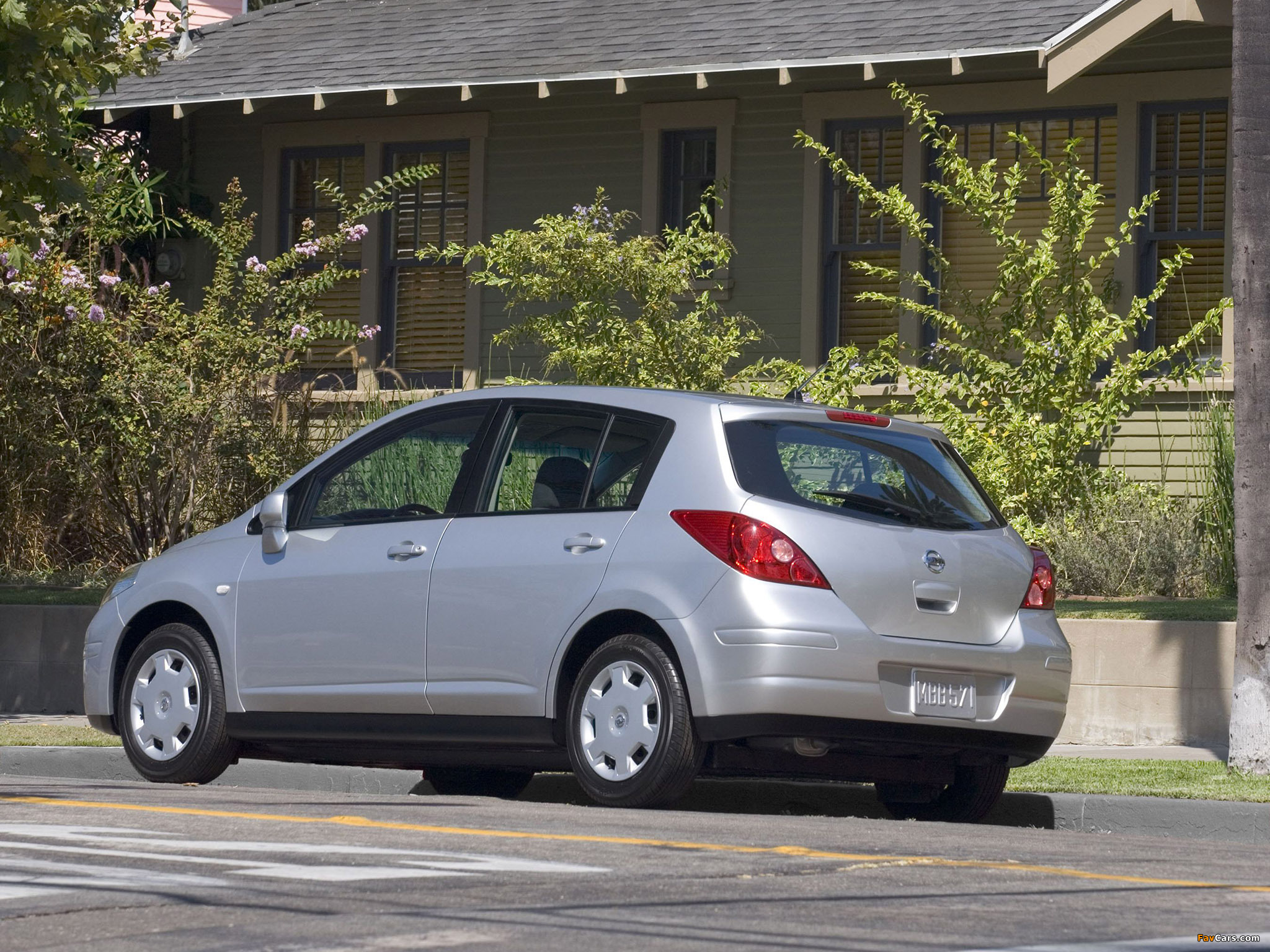 Nissan Versa Hatchback 2006–09 photos (2048 x 1536)