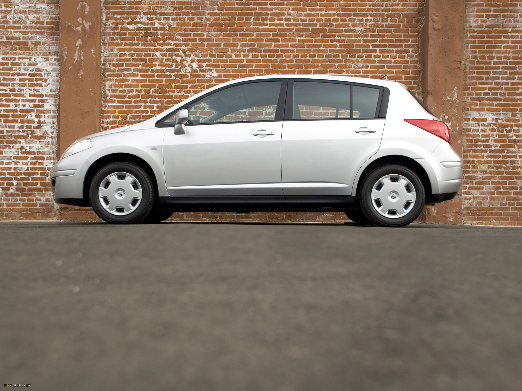Nissan Versa Hatchback 2006–09 wallpapers (2048 x 1536)