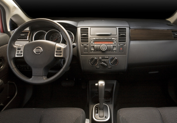 Nissan Versa Sedan 2009–11 images