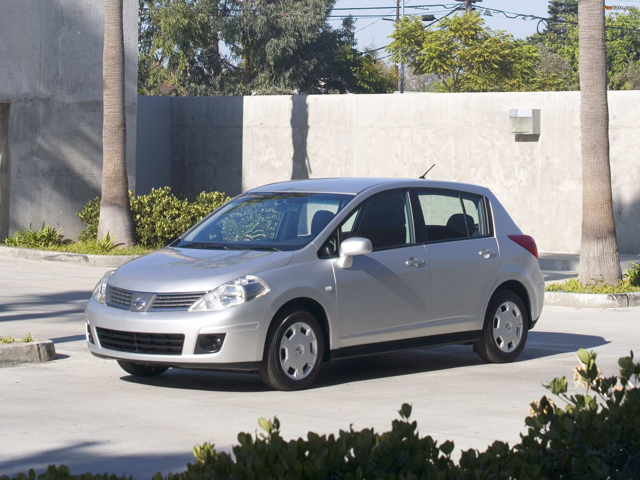 Photos of Nissan Versa Hatchback 2006–09 (2048 x 1536)