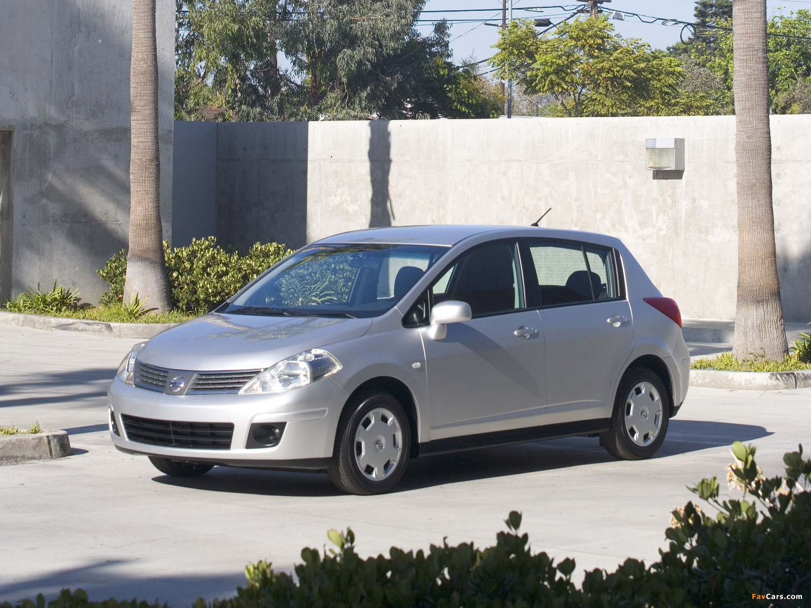 Photos of Nissan Versa Hatchback 2006–09 (1600 x 1200)