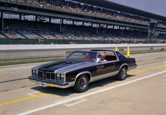 Oldsmobile Delta 88 Indy 500 Pace Car 1977 photos