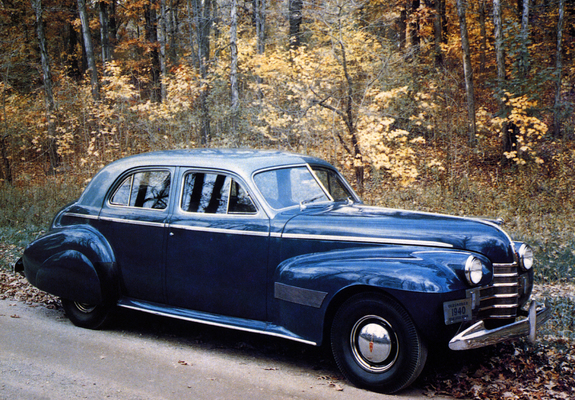 Pictures of Oldsmobile Custom Cruiser (3919) 1940