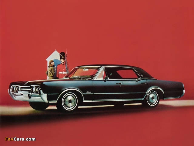 Oldsmobile Cutlass Supreme Holiday Sedan 1967 photos (640 x 480)