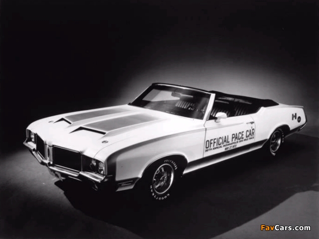 Photos of Hurst/Olds Cutlass Supreme Convertible Indy 500 Pace Car 1972 (640 x 480)