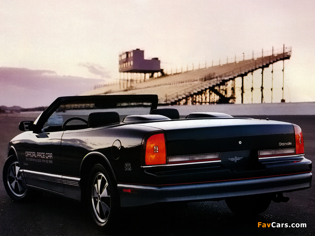 Pictures of Oldsmobile Cutlass Supreme Convertible Indy 500 Pace Car 1988 (640 x 480)