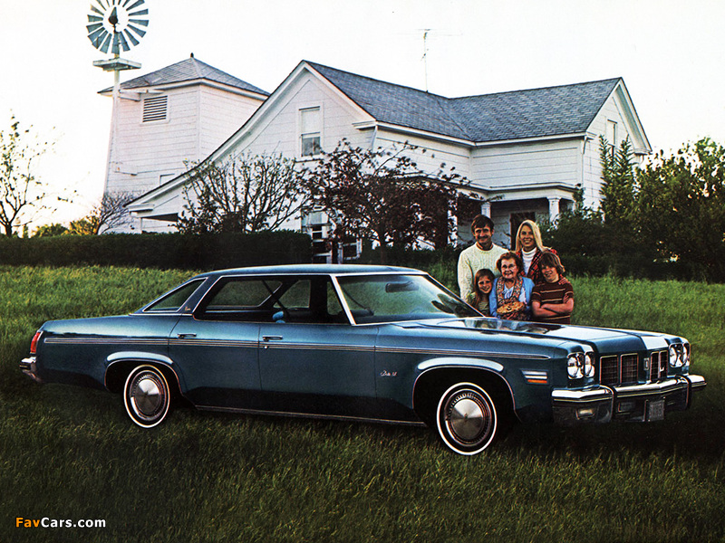 Oldsmobile Delta 88 Royale Hardtop Sedan (N39) 1975 photos (800 x 600)