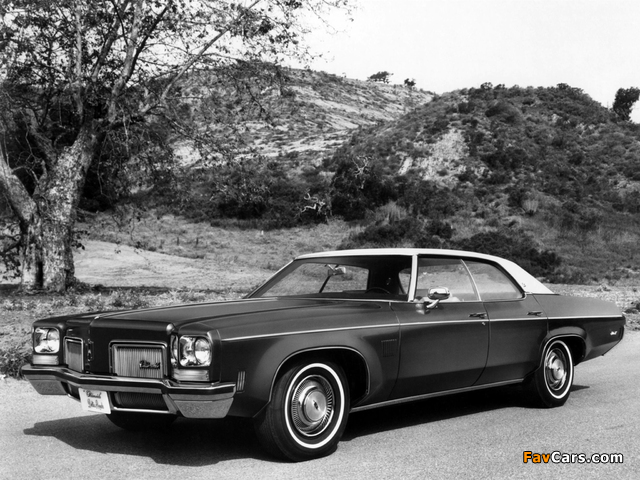 Pictures of Oldsmobile Delta 88 Royale Holiday Sedan (D88R-N39) 1972 (640 x 480)