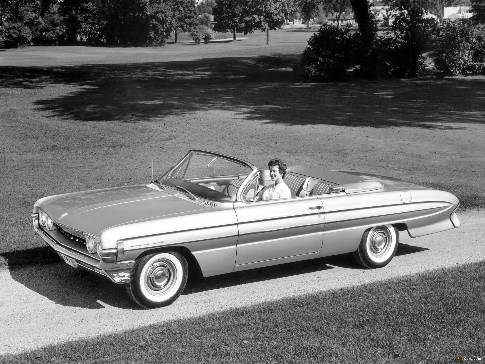 Photos of Oldsmobile Dynamic 88 Convertible (3267) 1961 (2048 x 1536)
