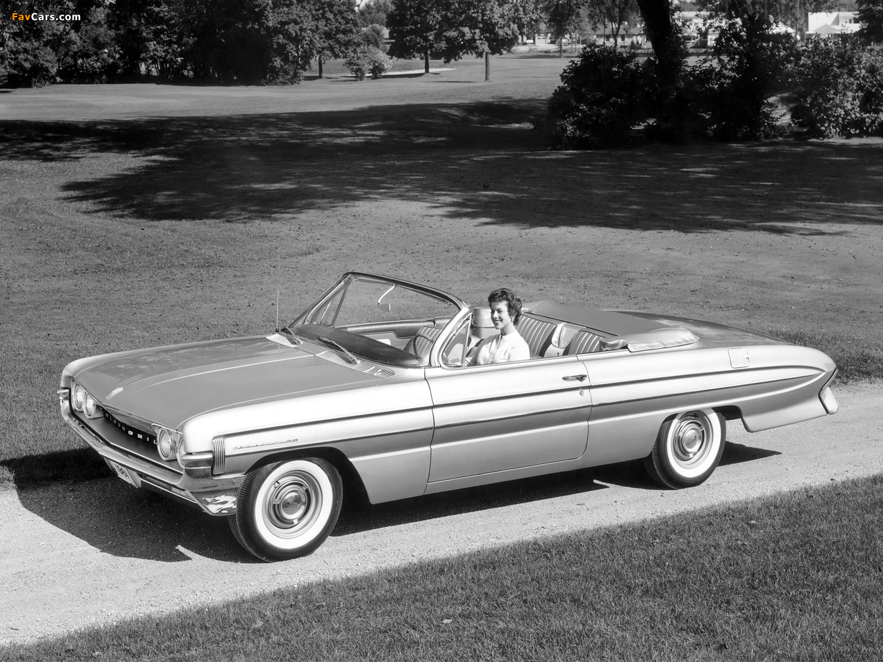 Photos of Oldsmobile Dynamic 88 Convertible (3267) 1961 (1280 x 960)