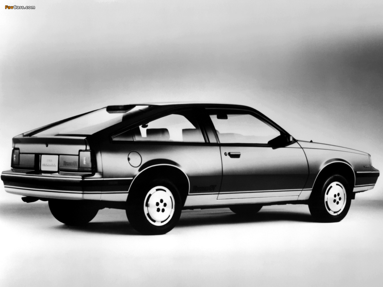 Oldsmobile Firenza GT Hatchback 1986–87 images (1280 x 960)