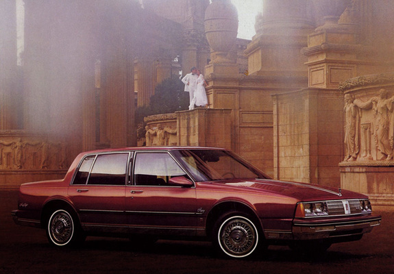 Photos of Oldsmobile Ninety-Eight Regency Sedan 1985–86