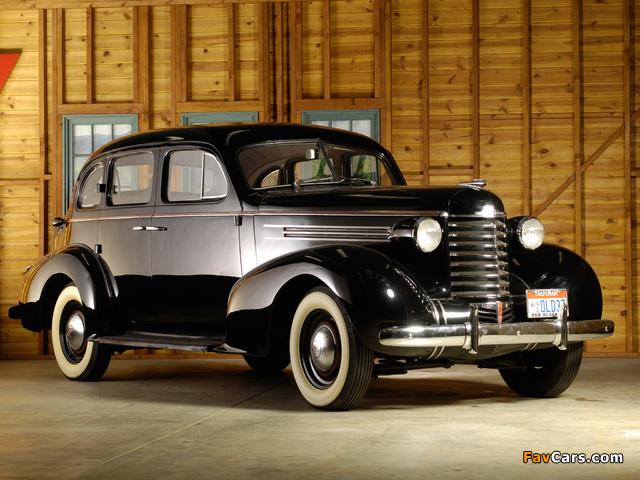 Photos of Oldsmobile Six Touring Sedan (F37) 1937 (640 x 480)