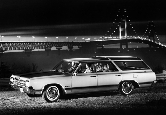 Pictures of Oldsmobile Vista Cruiser 1965