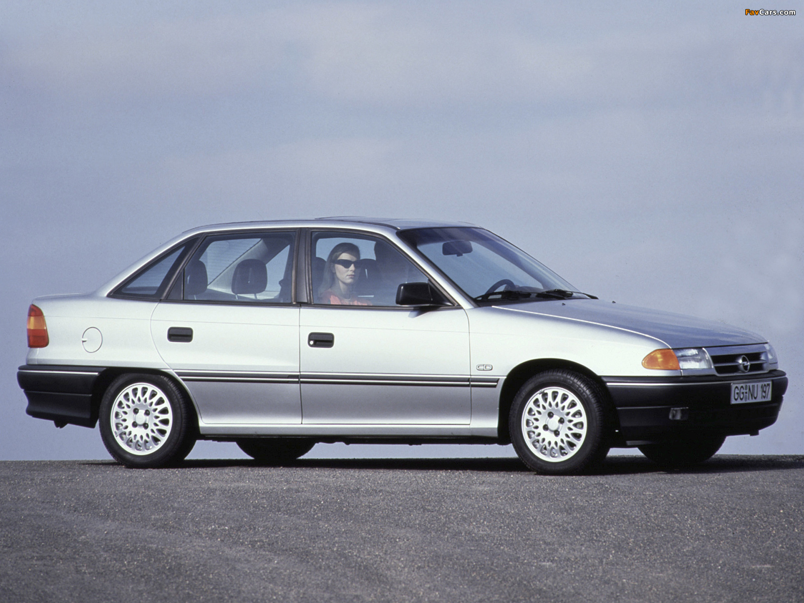 Images of Opel Astra Sedan (F) 1991–94 (1600 x 1200)