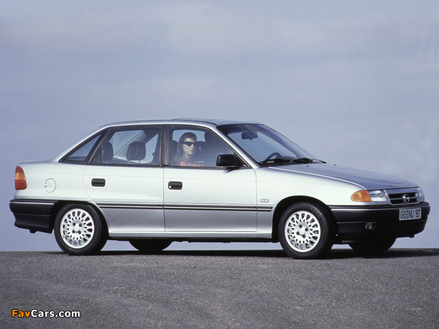 Images of Opel Astra Sedan (F) 1991–94 (640 x 480)