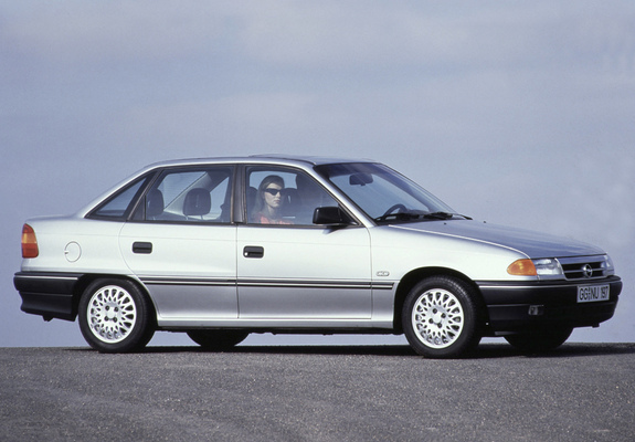 Images of Opel Astra Sedan (F) 1991–94