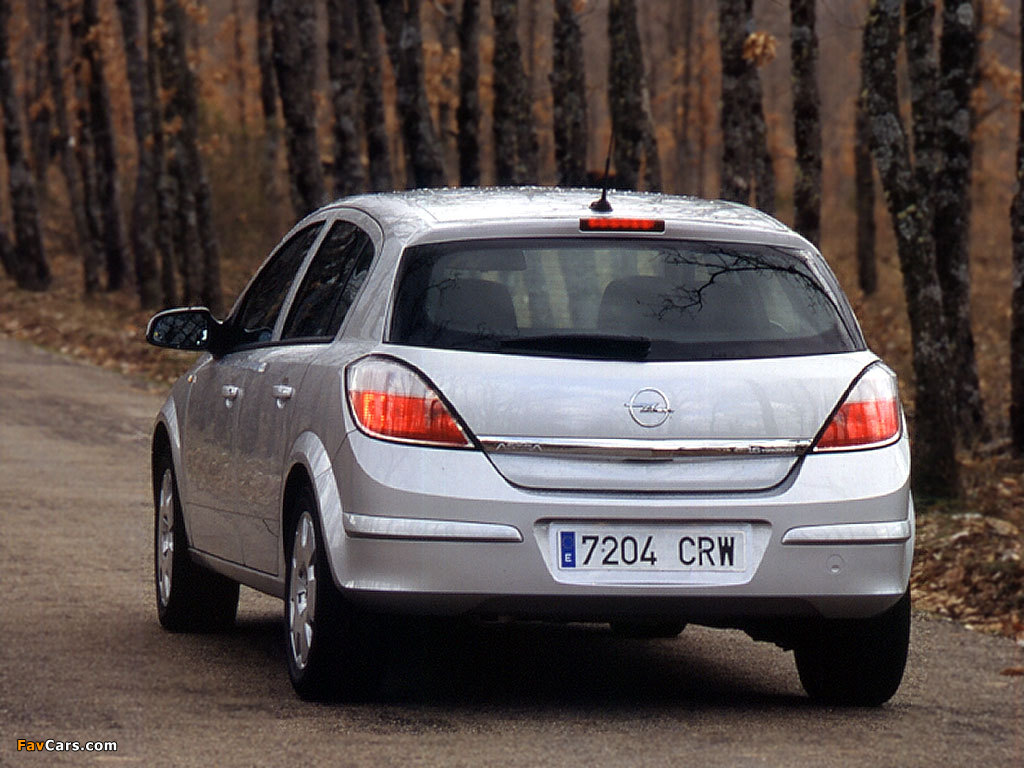 Images of Opel Astra Hatchback (H) 2004–07 (1024 x 768)