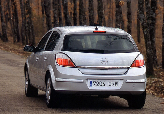 Images of Opel Astra Hatchback (H) 2004–07